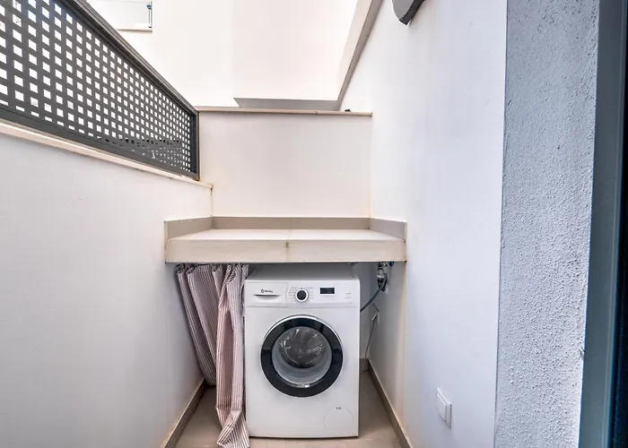 House With Rooftop Terrace, Views And Pool, 内尔哈