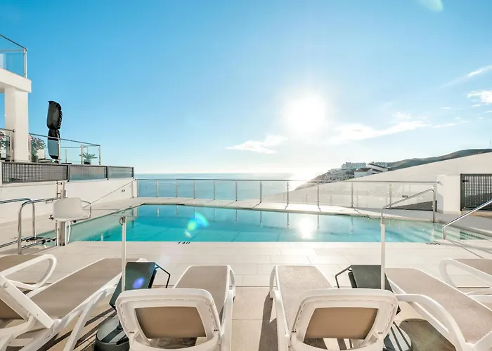 House With Rooftop Terrace, Views And Pool, 度假居 内尔哈