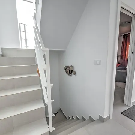 Дом отдыха House With Rooftop Terrace, Views And Pool, Нерха