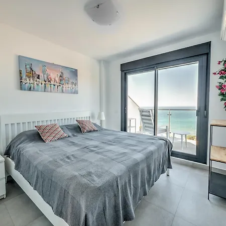 House With Rooftop Terrace, Views And Pool, 펜션 네르하