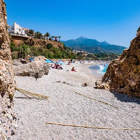 House With Rooftop Terrace, Views And Pool, 펜션 네르하
