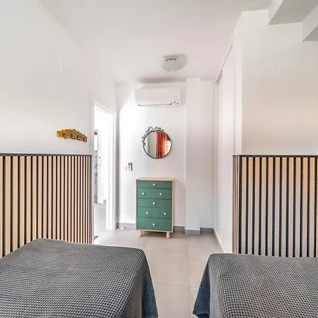 House With Rooftop Terrace, Views And Pool, Casa vacanze *